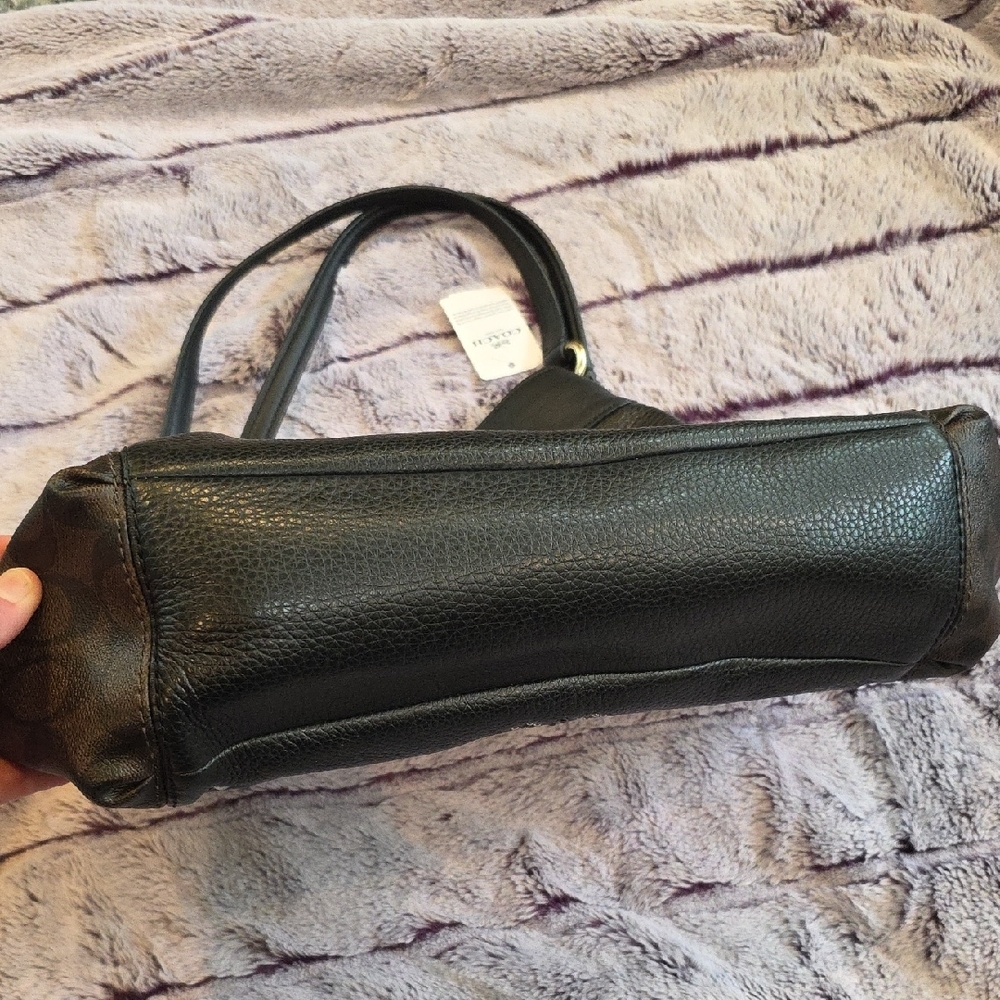 Coach Black Leather Shoulder Bag with Textured Design - Picture 8 of 8